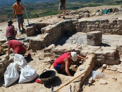 Habitacions de caràcter artesanal, amb restes del trull. Foto: M. Carme Belarte