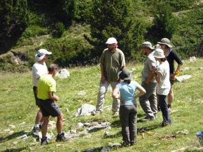 L'equip discutint l'estratègia a Fontalba.