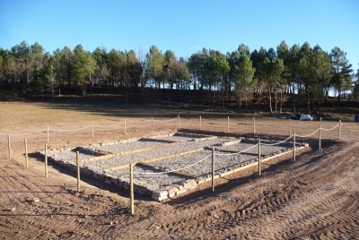 Edifici central amb planta de domus. Foto: Àngels Pujol.