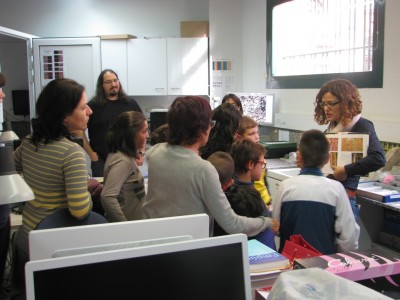 Visita al laboratori de la Unitat d’Estudis Arqueomètrics de l'ICAC.