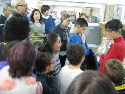 Una zooarqueòloga ensenya restes òssies d’animals.