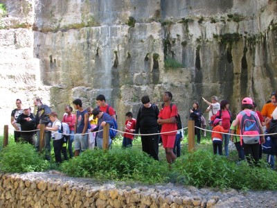 Contemplant un bloc a mig extreure descobert en les excavacions de l'ICAC el 2013.