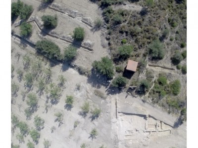 Vista aèria del jaciment, en què s’aprecia la part excavada i les diferents rases de prospecció. 