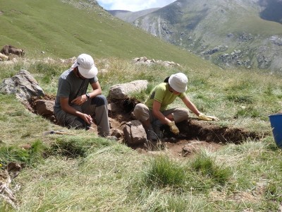 Fent treballs per extreure sediments i fer-ne l'estudi geoarqueològic a Coma de Vaca.