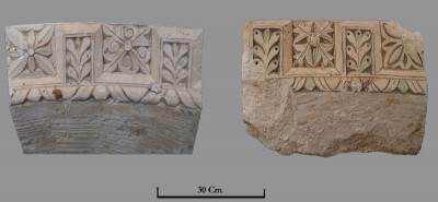Dues peces d’arcuació que probablement decoraven els arcs sobre les columnes de la nau.