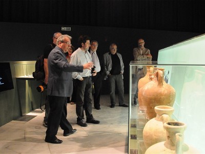 Xavier Aquilué, comissari, comenta la mostra als directors de l'ICAC i l'ICRPC, entre altres.