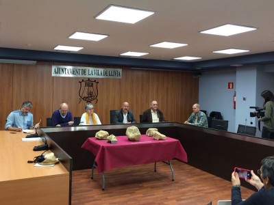 D'esquerra a dreta, Oriol Vicente (UAB), Maite Miró (Servei d'Arqueologia), Elias Nova (alcalde de Llívia), Josep Guitart i Jordi Guàrdia.