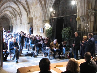 Els tres directors dels treballs arqueològics expliquen la importància de l'exedra.