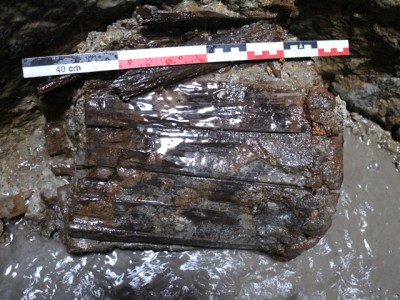 La galleda a l'interior del pou.