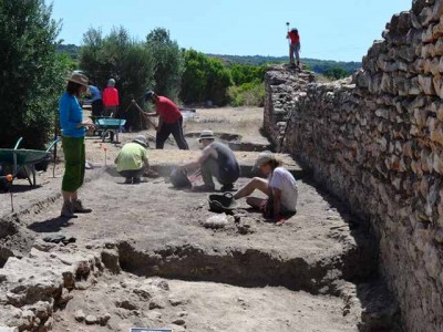 Sondejos al costat de la muralla.