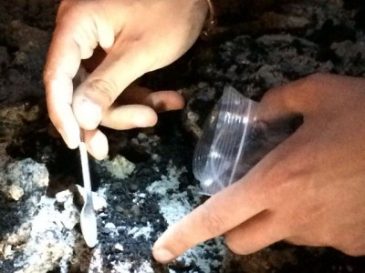 L'arqueòleg ha de ser curós recollint les mostres dels experiments perquè no es contaminin (foto: IPHES).