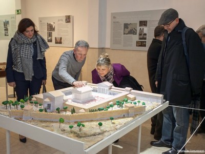 Maqueta en construcció del recinte de culte imperial (temple d’August). Foto: Santi Grimau/Arquebisbat de Tarragona.