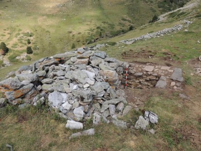 Detall de les dues fases constructives a la gran cabana a Fontnegra.