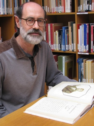 Jordi López amb el llibre, publicat per l'Associació de Bibliòfils de Tarragona.