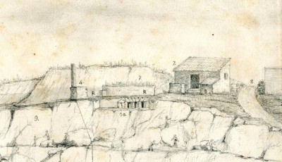 Detall d’una vista de la pedrera amb els penats treballant en l’extracció de blocs. D’esquerra a dreta: un pou amb una columna romana reaprofitada (n. 4), restes d’una cisterna i construccions romanes (n. 10), la caseta del guarda (n. 2) i l’antic camí de Caputxins (n. 8).