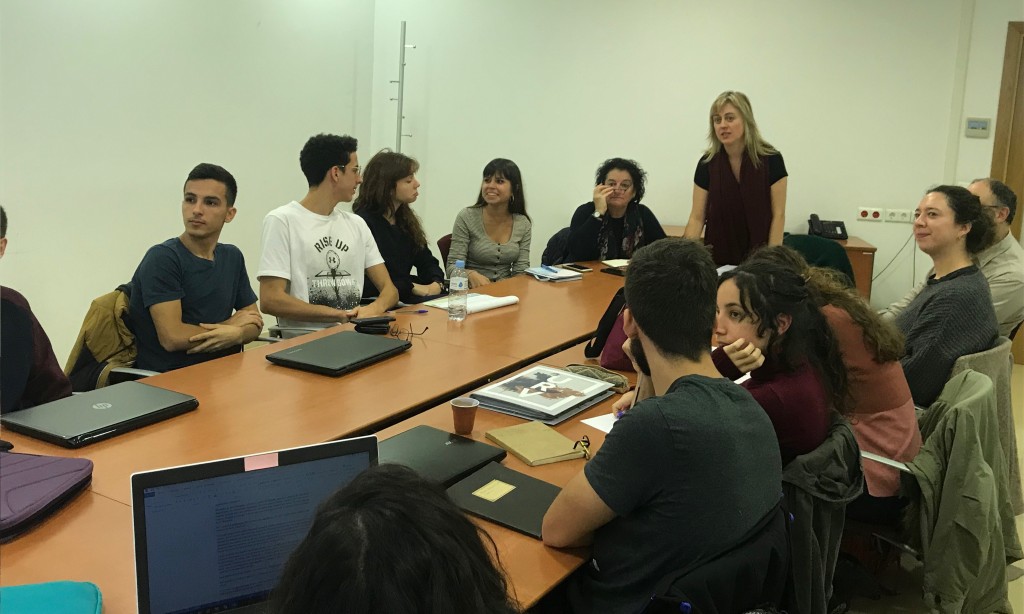 Nuria Torras (de peu) en un moment del Seminari