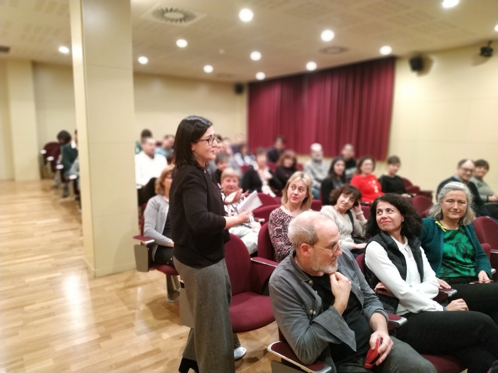 La investigadora Anna Gutiérrez, en un moment de la seva intervenció