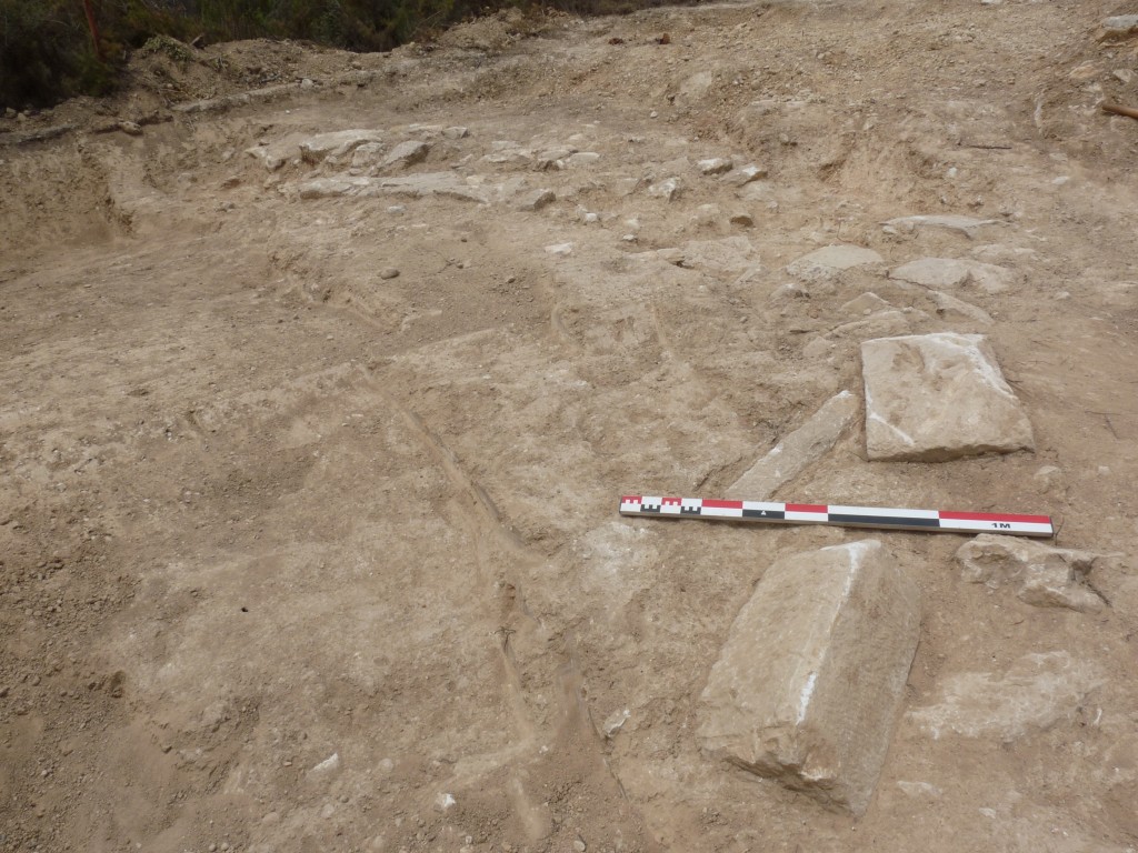 Detall de l’extrem est i enderroc de carreus de la muralla (foto: Joan Canela)