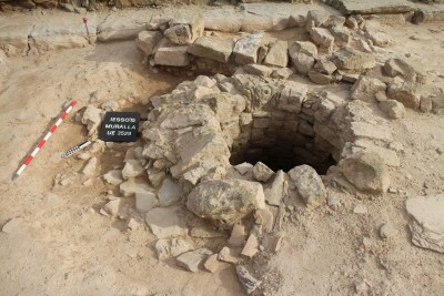 Detall de la corona del pou excavat (@ Equip Iesso)