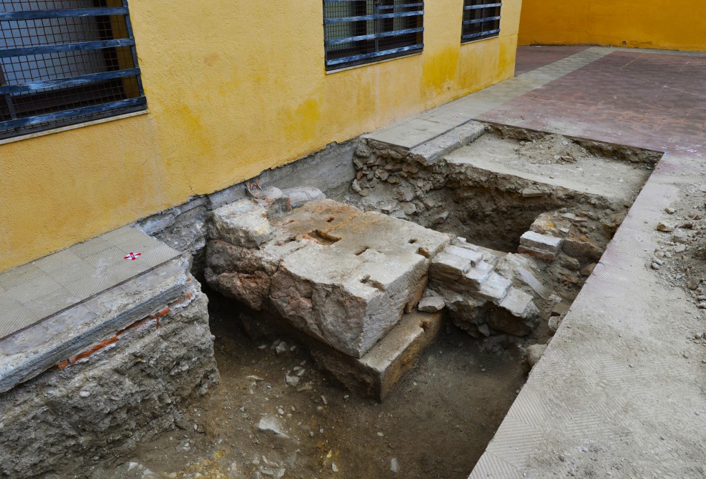 Intervenció arqueològica al pati del Museu Bíblic. Descoberta de la fonamentació del mur de tancament del recinte de culte imperial (© ICAC 2019)