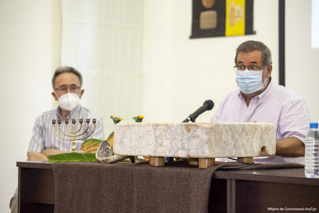 Josep Maria Brull (esq.) i Andreu Muñoz en un moment de la presentació de la peça al MBT. Foto: Mitjans de Comunicació de l'Arquebisbat de Tarragona.