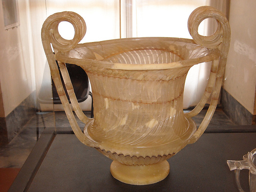 Cràter d’alabastre utilitzat com a urna cinerària en una tomba de l’època augusta (s. I aC – principis del s. I dC). Museu Arqueològic de Nàpols.