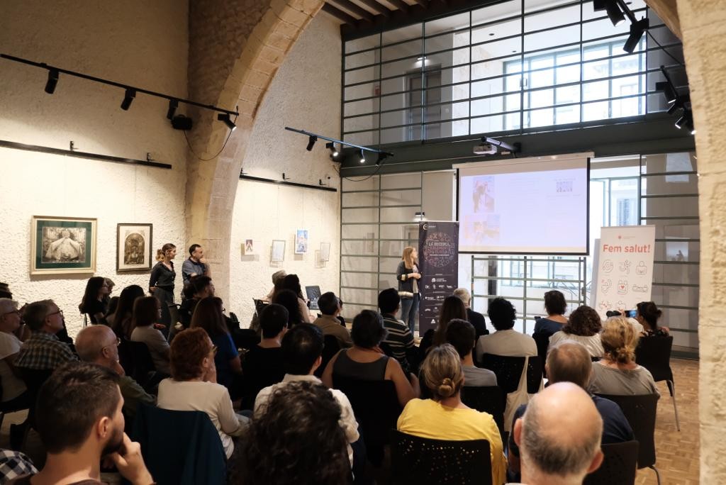 La Cambra de Comerç de Reus acollirà, amb inscripció prèvia, les micro xerrades científiques. Imatge de la sessió del 2019, al Castell del Cambrer (Reus). Foto: URV