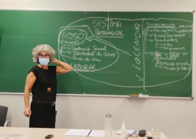 <a rel="license" href="http://creativecommons.org/licenses/by-sa/4.0/"><img alt="Llicència de Creative Commons" style="border-width:0" src="https://i.creativecommons.org/l/by-sa/4.0/80x15.png" /></a><br /><span xmlns:dct="http://purl.org/dc/terms/" href="http://purl.org/dc/dcmitype/StillImage" property="dct:title" rel="dct:type">Procés d'elaboració del Protocol contra l'assetjament sexual laboral a l'ICAC</span> de <a xmlns:cc="http://creativecommons.org/ns#" href="www.icac.cat" property="cc:attributionName" rel="cc:attributionURL">Institut Català d'Arqueologia Clàssica, ICAC</a> està subjecta a una llicència de <a rel="license" href="http://creativecommons.org/licenses/by-sa/4.0/">Reconeixement-CompartirIgual 4.0 Internacional de Creative Commons</a> Elena Apilánez, formadora per al procés d'elaboració del Protocol de l'ICAC, durant la primera sessió del procés. Foto: ICAC.