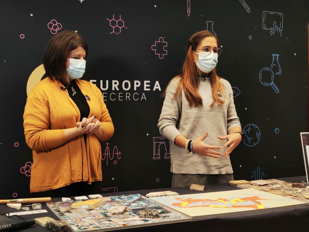 Les investigadores de l'ICAC Simona Perna i Laura Galán, en la gravació del seu taller sobre marbres i arqueometria. Foto: ICAC