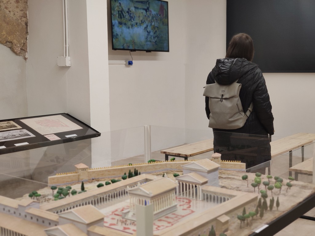 Imatge de la sala Tarracròpolis, amb una de les maquetes i l'audiovisual, de fons. Foto: ICAC