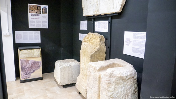 Espai de la sala Tarracròpolis on s'exposen les reproduccions epigràfiques. Foto: Arquebisbat de Tarragona, Santi Grimau.