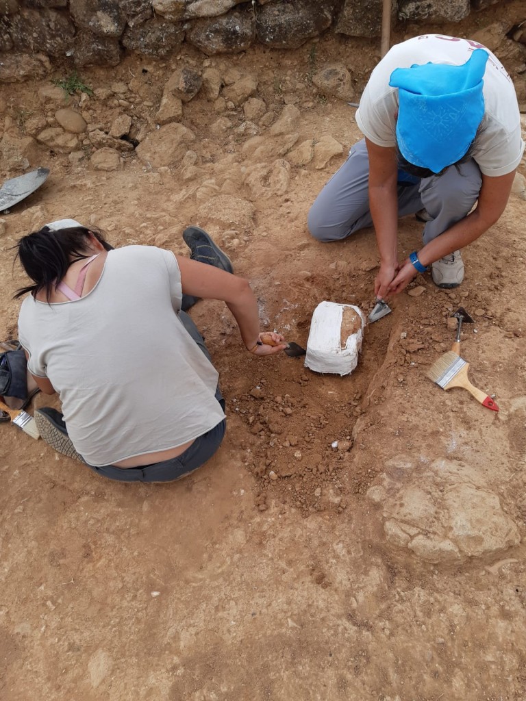 Preparació d'una mostra per a l'anàlisi de micromorfologia a Mas Castellar (Pontós, Alt Empordà). Foto: ICAC