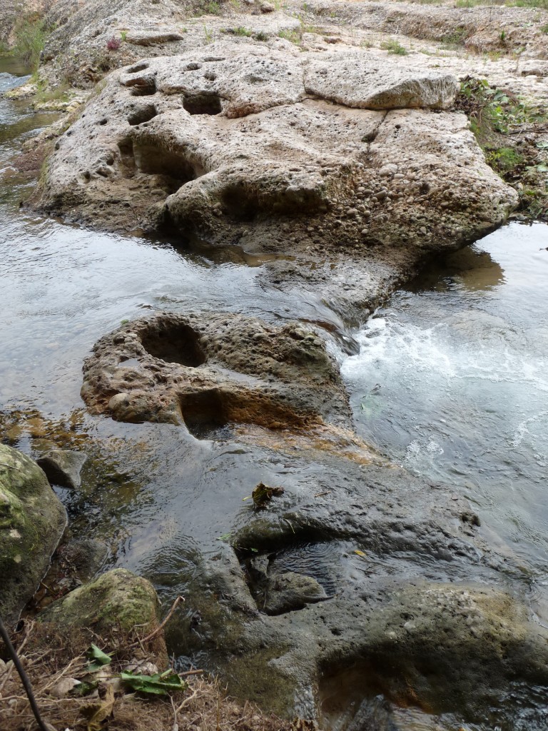 Resclosa de fusta (d'època moderna) on es creu hi podria haver hagut la resclosa romana. A la imatge es poden veure els forats de forma quadrada on anaven encaixades les barres de fusta. Foto © ICAC
