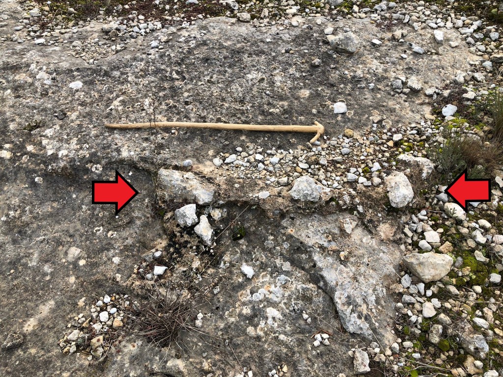 Pedres lligades amb morter de calç sobre la roca, única resta de la fonamentació de l’aqüeducte. Foto: ICAC.