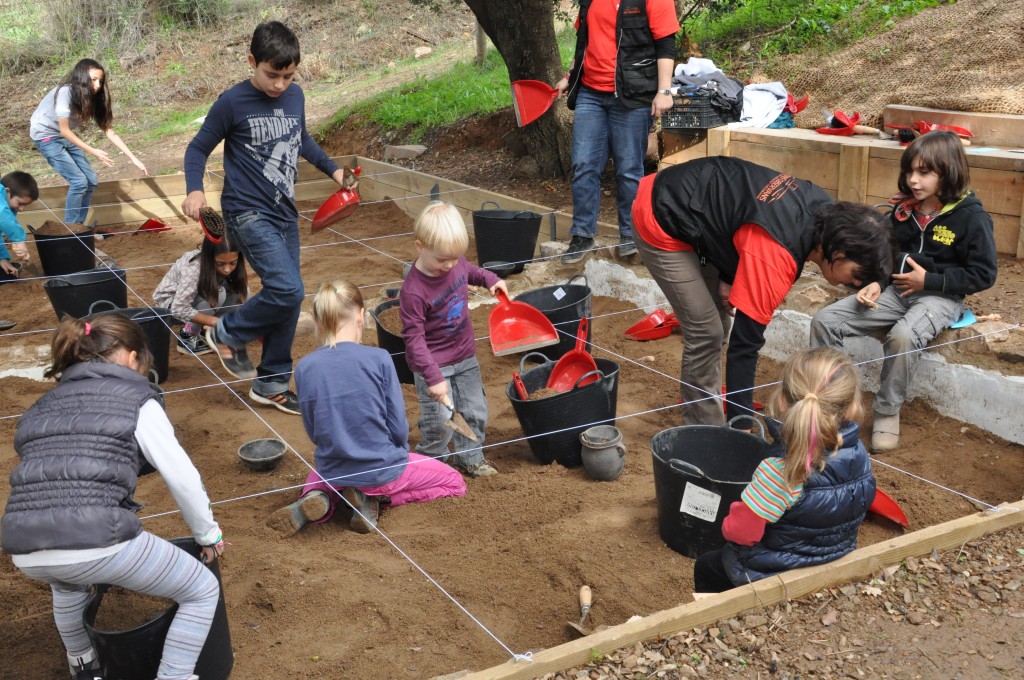 Imatge d'un taller educatiu arqueològic al Parc Arqueològic. Foto: Mons Observans