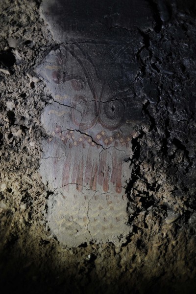 Experiment de crema d’una paret de terra amb revestiment de fang i decorat amb pintures (Burning down a cob wall with mud straw plaster and paintings). Ragewitz, Saxony-Anhalt, 2013. Copyright: Juraj Lipták, München.