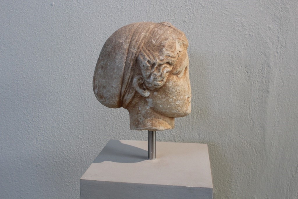 Cap femení d'època clàssica. Peça exposada al Museu Arqueològic de Tasos. Foto: Elena Duce. 