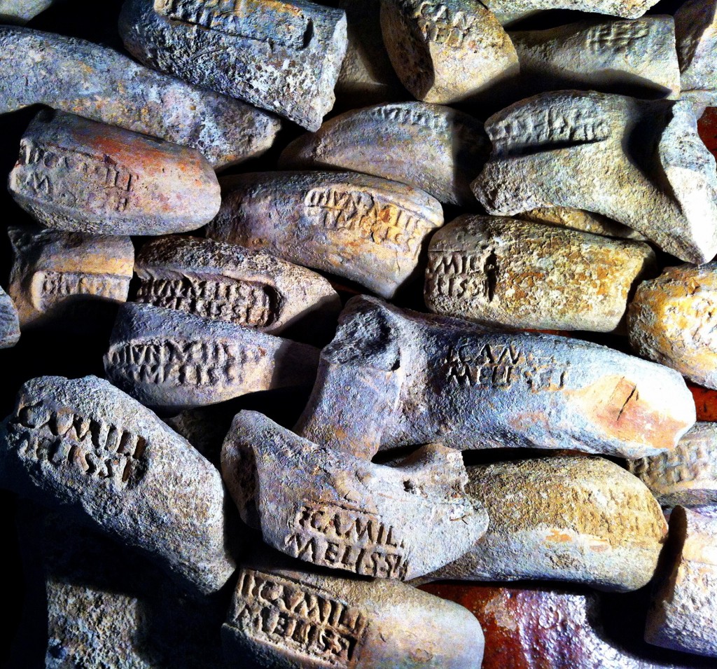 Segells (de la família dels Lunii) sobre àmfores d'oli descoberts durant l'excavació de l'alfar de Las Delicias (Écija). Imatge: I. Gonález Tobar.