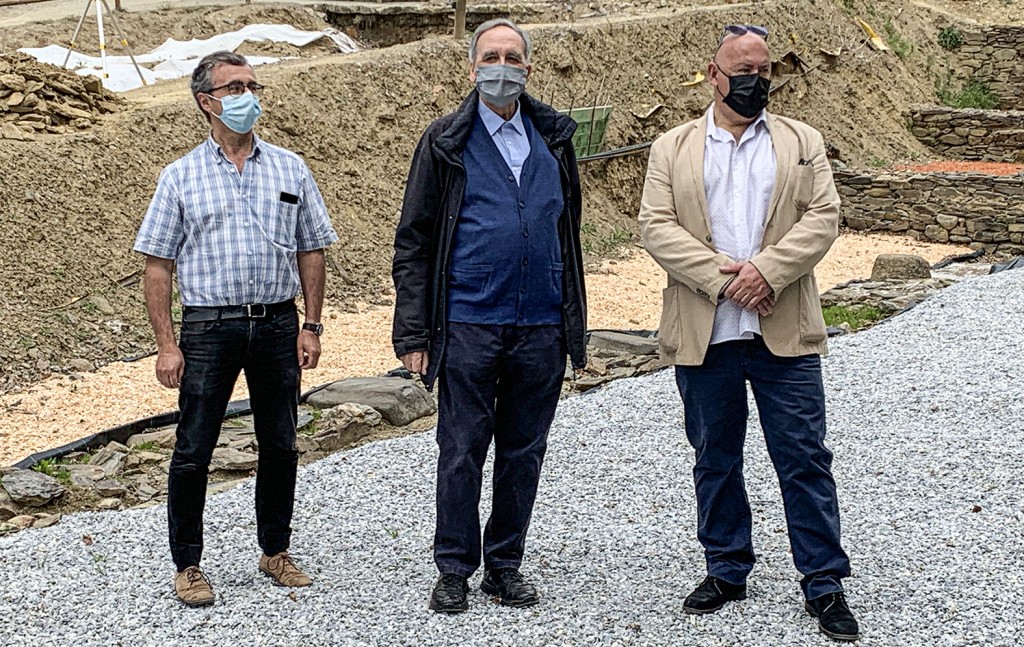 Cèsar Carreras (UAB), Josep Guitart (UAB-ICAC) i l'alcalde de Llívia, Elies Nova, en la roda de premsa el 21 de maig, a Llívia.