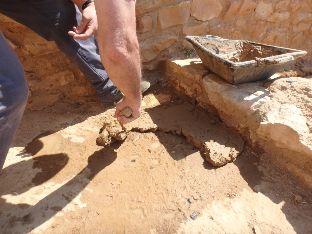 Construcció experimental d’una llar protohistòrica, en un espai exterior, fent servir una capa de fang dipositada directament sobre el sòl i en un espai exterior. Foto: projecte TRANSCOMB (ICAC).