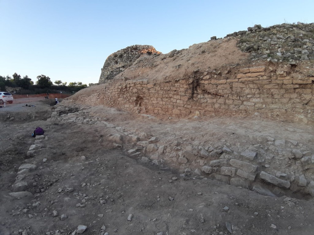 Vista de la muralla, al jaciment de Coll del Moro (Gandesa). Foto: UB-ICAC.