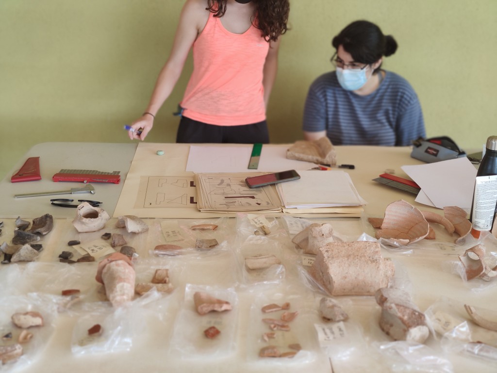 Els treballs d’excavació tenen una part important de docència, amb la participació d’estudiants de la URV i altres universitats. En la foto, dues estudiants etiqueten peces de ceràmica trobades al jaciment.