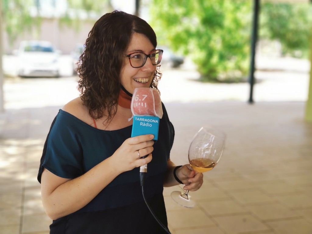 Clara Dalmau, sommelier de la DO Catalunya, ha obsequiat els assistents a l’acte amb un tast de vins. Foto: ICAC.