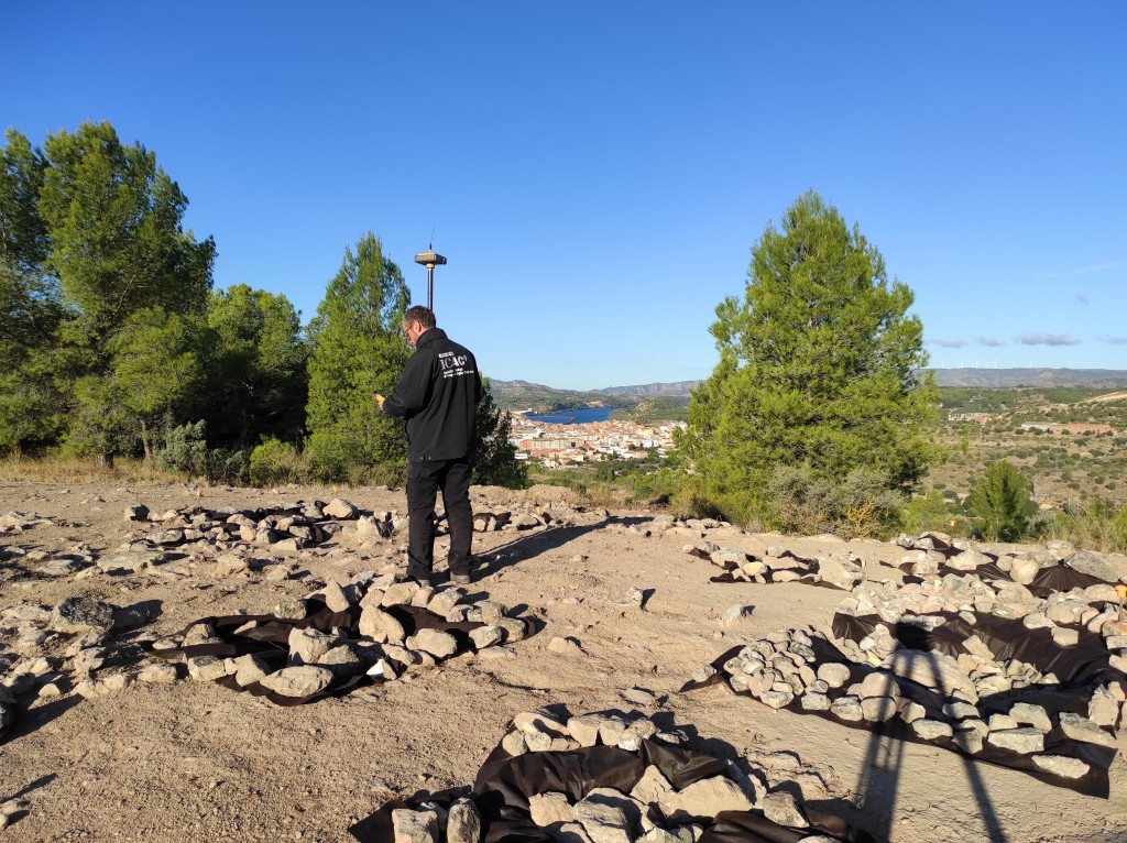 Topografia del poblat ibèric de Castellons (Flix). A la foto, Iñaki Matias (Tecnologies de Documentació Gràfica de l'ICAC). Foto: ICAC.
