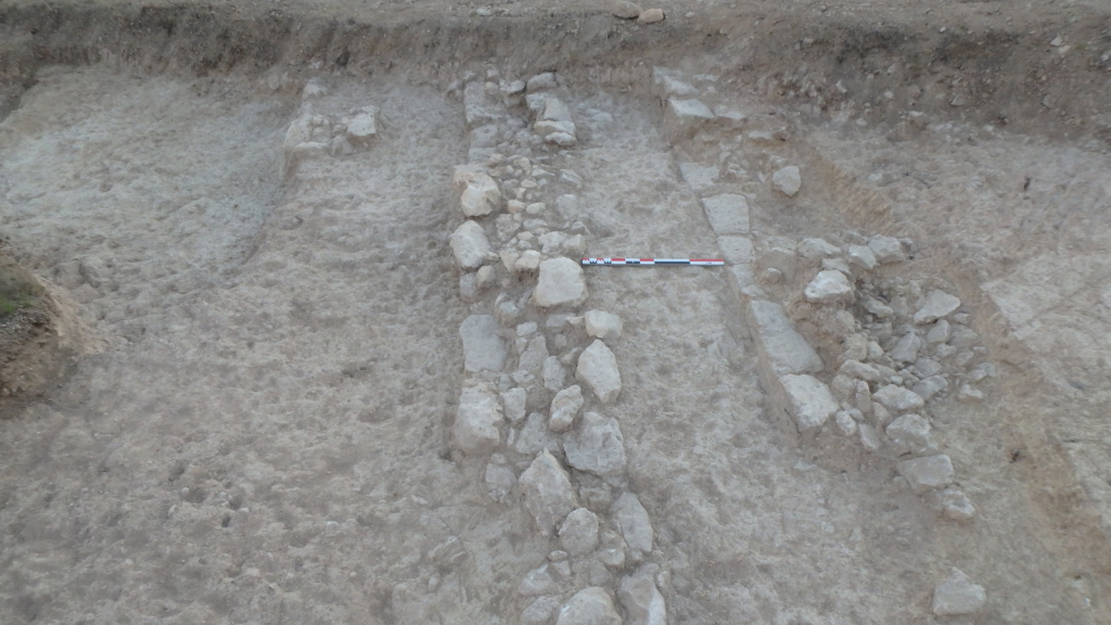 Detall dels dos nous murs localitzats en la possible zona d’accés al jaciment de Costa de la Serra (La Secuita, Tarragona), en el sector sud-oest del mateix. Foto: ICAC.