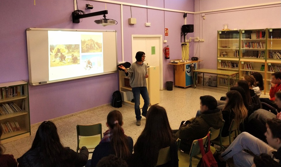 La investigadora de l'equip GIAP Lídia Colominas en una xerrada divulgativa en motiu de la celebració de l'11F el 2019. Foto: ICAC.