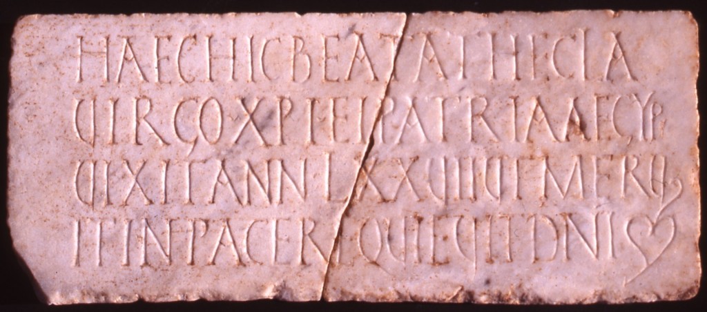 Làpida de Thecla. Imatge publicada a l'article de 2015 a Pyrenae. Foto: Jordi López, ICAC.