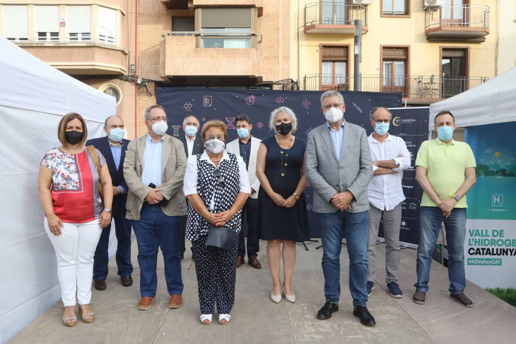 La rectora de la URV, María José Figueras, i l’alcalde de Tarragona, Pau Ricomà, va inaugurar la fira de tallers amb representants dels instituts de recerca, de la Diputació i de l’Ajuntament. Foto: URV.