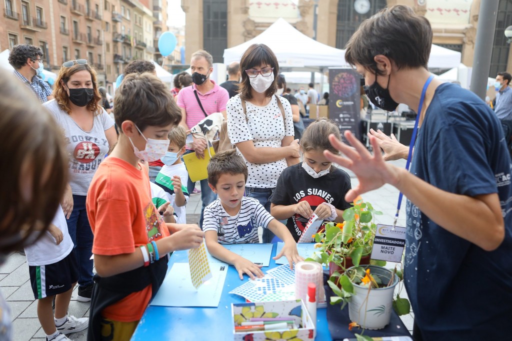 Imatge de la plaça Corsini durant la celebració de la Nit Europea de la Recerca 2021. Foto: Alba Mariné, URV.