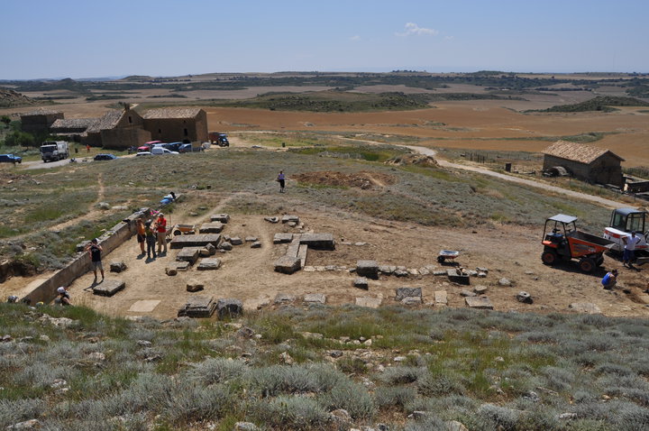 Vista general de la plaça pública, en relleu el mur nord Vista general de la plaça pública, en relleu el mur nord